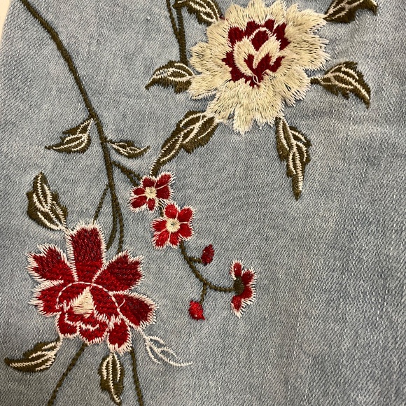 Sandpiper Women's Embroidered Stretch Denim Bermuda Shorts Size 14P - Picture 4 of 9